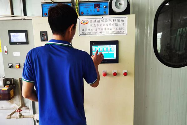 Système automatique de revêtement électrostatique avec boîtier de commande