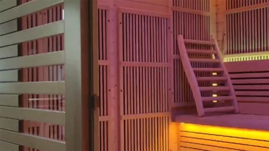Cabine de sauna sophistiquée décorée d'œuvres d'art